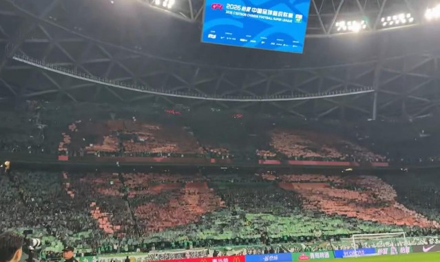 开云体育-国安对阵成都赛前，工体展示张玉宁、法比奥巨型Tifo