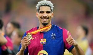 马卡：阿劳霍飞回巴塞罗那花了将近24小时，但下飞机立刻投入训练